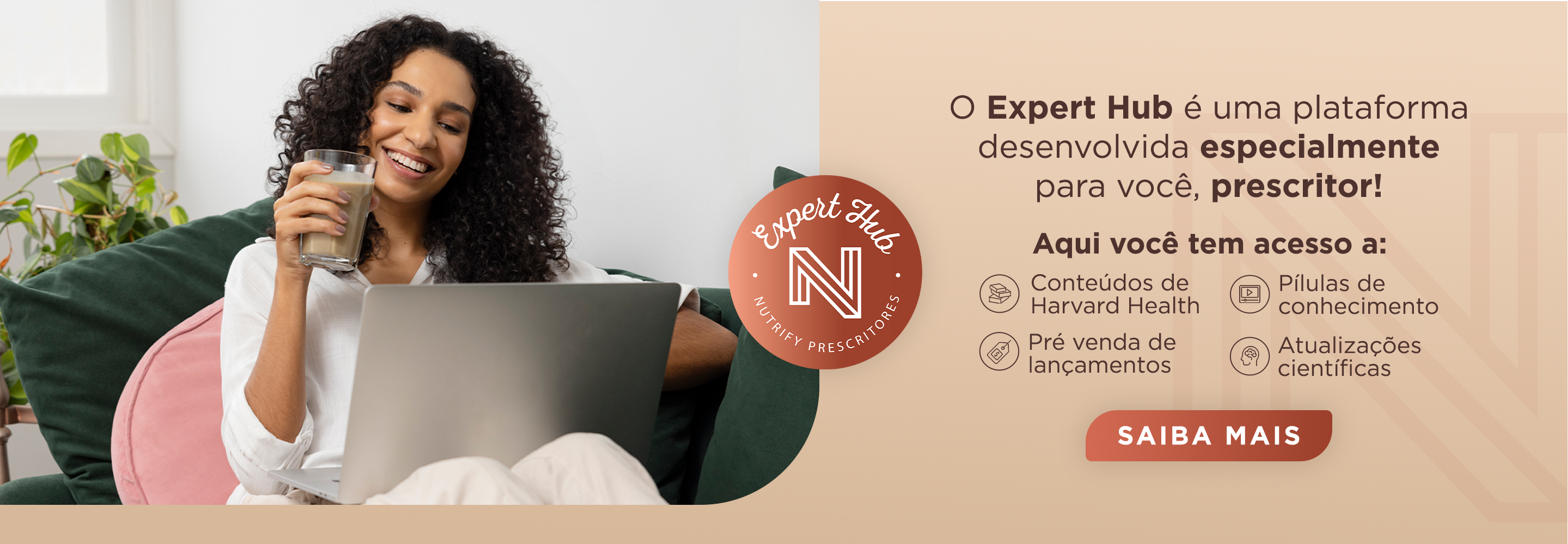 Banner de boas-vindas do Expert Hub Nutrify. Uma mulher sentada em uma cadeira segurando um copo e um suplemento em pó ao lado. Texto no banner diz: 'Aqui, você terá acesso a todos os benefícios para prescritores Nutrify. Vá além com a melhor parceria, comece agora!'